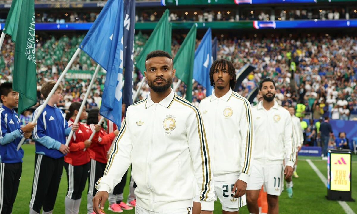 إصابة قوية تُخرج لاعب السعودية من مباراة الرأس الأخضر على نقالة