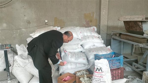 ضبط مصنع غير مرخص لتقليد العلامات التجارية الشهيرة في الغربية