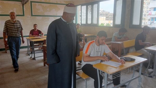 طلاب الأدبي بالثانوية الأزهرية يؤدون امتحان الاحصاء