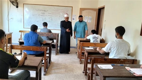 طلاب القسم العلمي بالثانوية الأزهرية في الإسماعيلية يؤدون امتحان البلاغة
