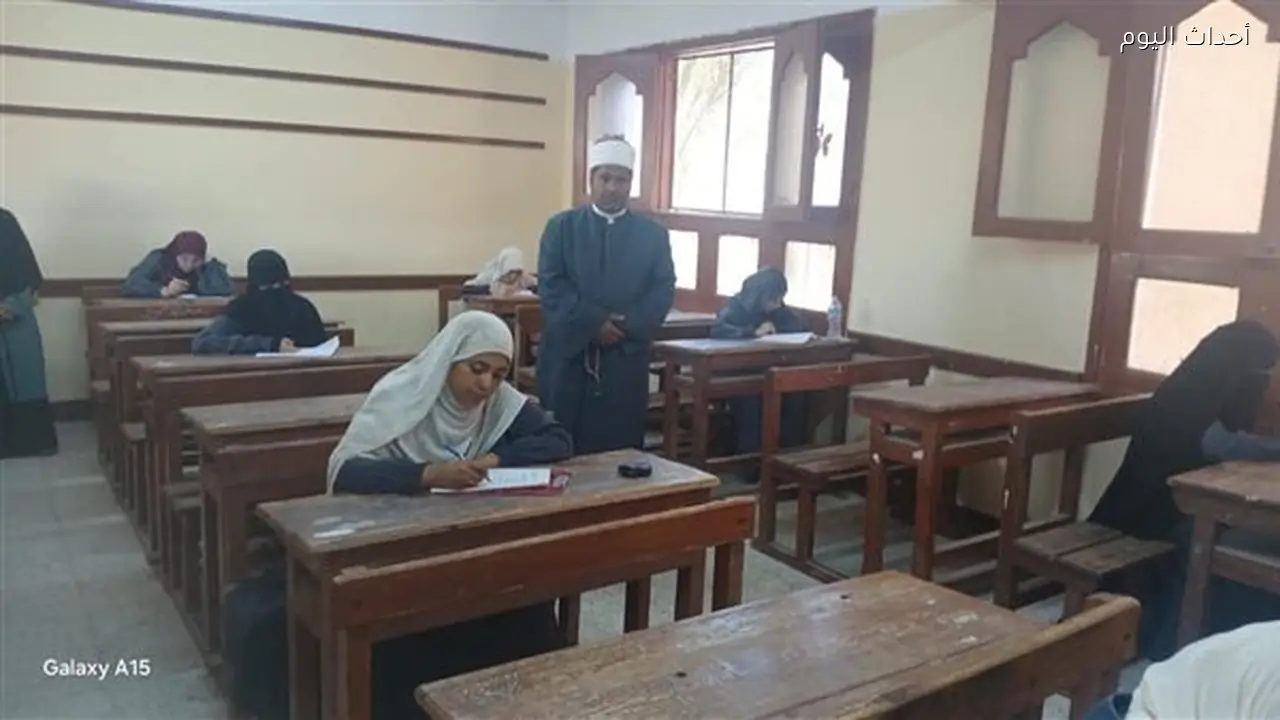 طلاب العلمي بالثانوية الأزهرية يؤدون امتحان الكيمياء
