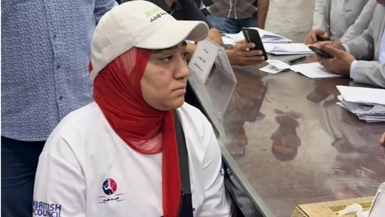 محافظ سوهاج يلبي حلم فتاة من ذوي الهمم بلغة الإشارة