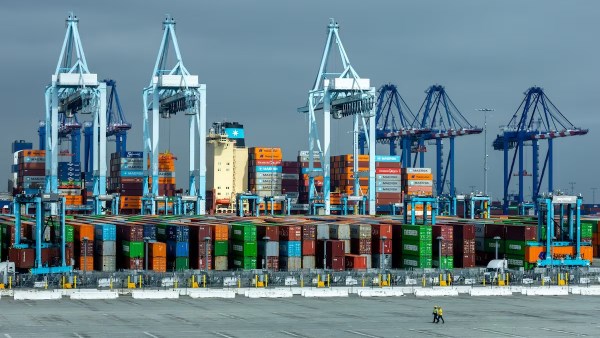 عجز الميزان التجاري الأمريكي يسجل أعلى مستوى منذ 14 شهراً