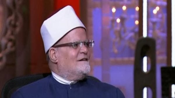 عضو الفتوى بالأزهر: صلاة الرجل باطلة إذا انكشف شيء من جسده من الركبة إلى السرة ولم يستره