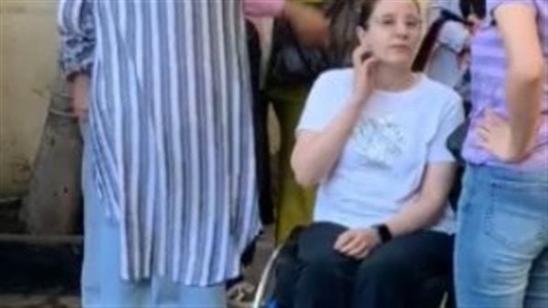 على كرسي متحرك.. طالبة تتحدى ظروفها وتؤدي امتحانات الثانوية العامة وسط دعم أسرتها