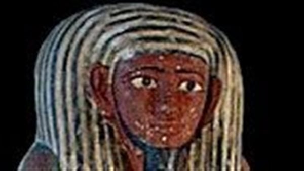 غطاء تابوت نادر من العصر المتأخر يكشف مشاهد محاكمة المتوفى وطقوس التحنيط في مصر القديمة