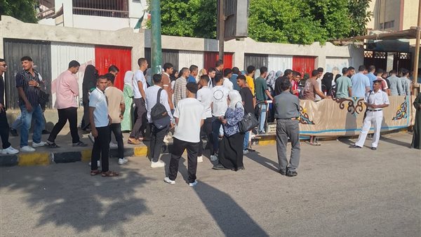 فرحة على وجوه طلاب الثانوية بالمنيا بعد امتحان التربية الدينية والوطنية
