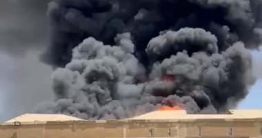 فرق الإطفاء تكافح حريق هائل فى أشهر أسواق إسلام آباد