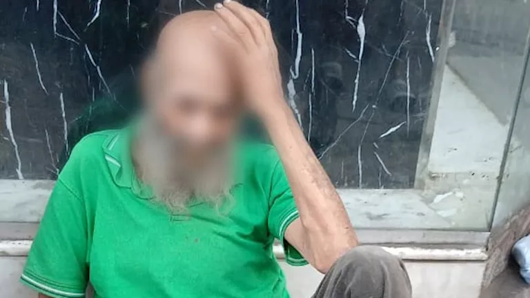 تضامن الإسكندرية تنقذ مسنًا بلا مأوى وتعيد صرف معاشه
