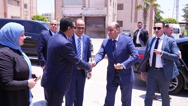 وزير العمل حسن رداد يفتتح ساحة انتظار ومظلات للعمالة غير المنتظمة في ميدان ليلة القدر