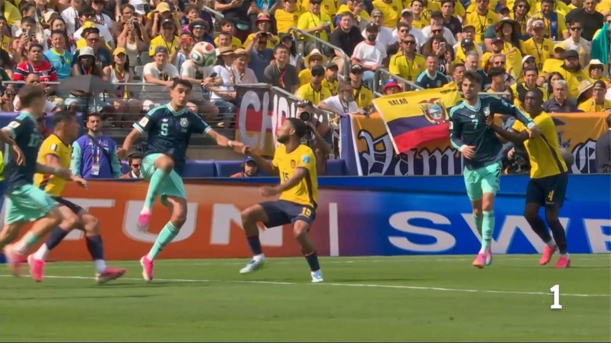 فيديو | لقطة مثيرة في مباراة ألمانيا والإكوادور تثير الجدل حول تحكيم كأس العالم 2026