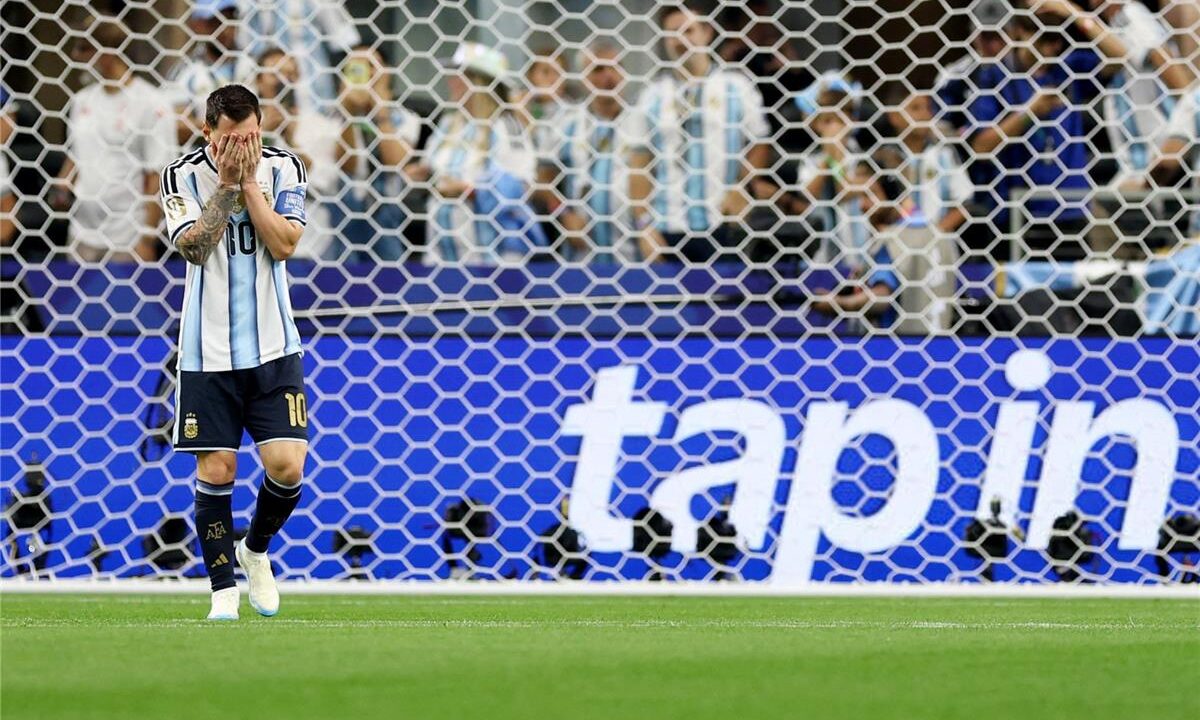 فيديو | بعد صافرة أمين عمر.. ميسي يهدر ركلة جزاء بشكل غريب أمام النمسا