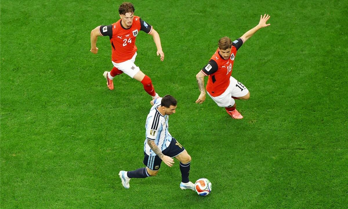 فيديو | ميسي يقود الأرجنتين للفوز على النمسا بثنائية والتأهل لدور الـ 32 بـ كأس العالم