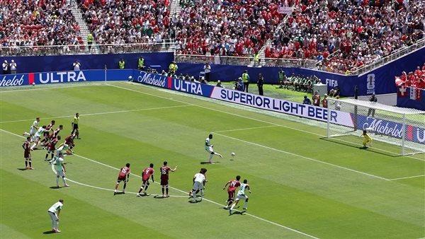 فيفا يوضح سبب الجدل التحكيمي في مباراة قطر وسويسرا: عطل فني أثر على لقطات التسلل