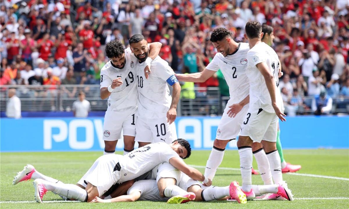 فيفا يُعلن حكم مباراة مصر وإيران في كأس العالم