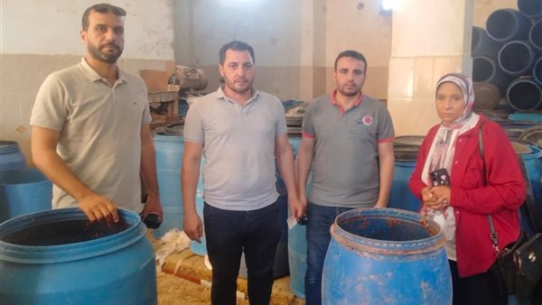 ضبط 30 برميل مخللات مجهولة المصدر قبل وصولها للمستهلك بكفر الدوار