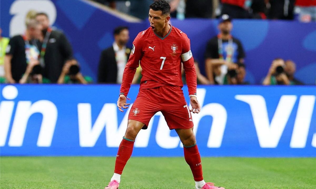 كريستيانو رونالدو يسجل هدف البرتغال الأول أمام أوزبكستان