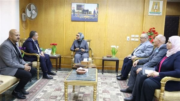 لبحث أوجه التعاون المشترك.. محافظ الوادي الجديد تلتقي نقيب عام المهندسين