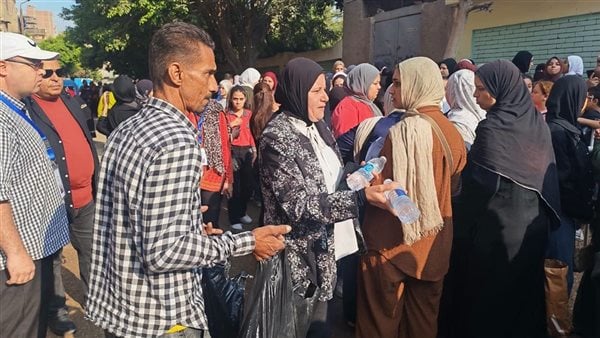 لدعم طلاب الثانوية العامة في أول أيام الامتحانات.. رئيس مدينة شبرا الخيمة تتفقد اللجان وتوزع المياه والعصائر