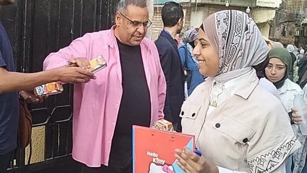لفتة إنسانية.. مدير عام إدارة غرب شبرا الخيمة التعليمية يوزع المياه والعصائر على طالبات الثانوية العامة