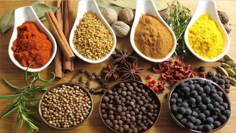 لماذا لا تنخفض أسعار التوابل رغم تراجع الدولار؟ شعبة العطارة توضح