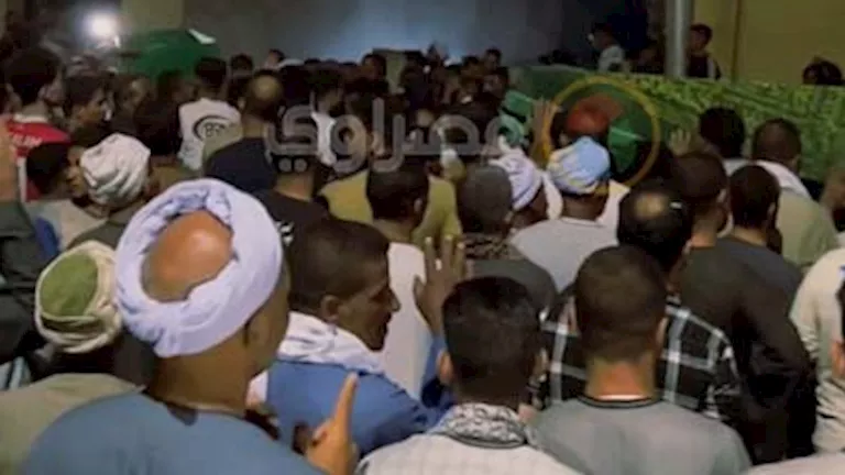 أهالي النخيلة يشيعون ضحايا حادث التروسيكل بأسيوط – فيديو وصور