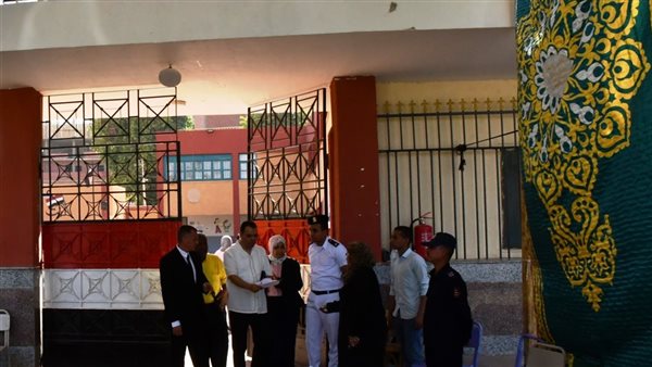 محافظ أسوان يتابع إمتحانات الثانوية العامة داخل لجنة المكفوفين من ذوى الهمم