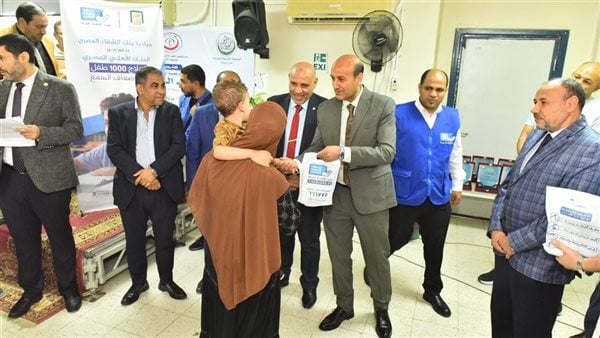 محافظ أسيوط يسلم 140 سماعة طبية لـ 70 صغيرا من ضعاف السمع