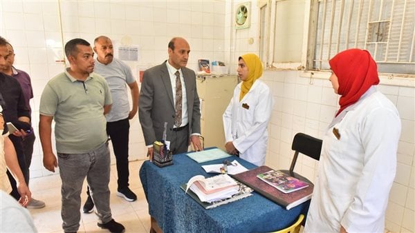 محافظ أسيوط يفاجئ وحدة طب الأسرة بقرية ريفا للاطمئنان على الخدمات المقدمة للمواطنين