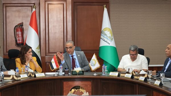 محافظ الجيزة يترأس اجتماعًا موسعًا لمتابعة أداء شركات النظافة والمتعهدين