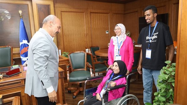 محافظ السويس يمنح فتاة من ذوي الهمم كرسياً كهربائياً