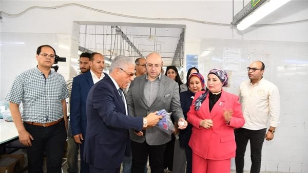 محافظ الفيوم يتفقد مصنع الغزل والنسيج بالعزب