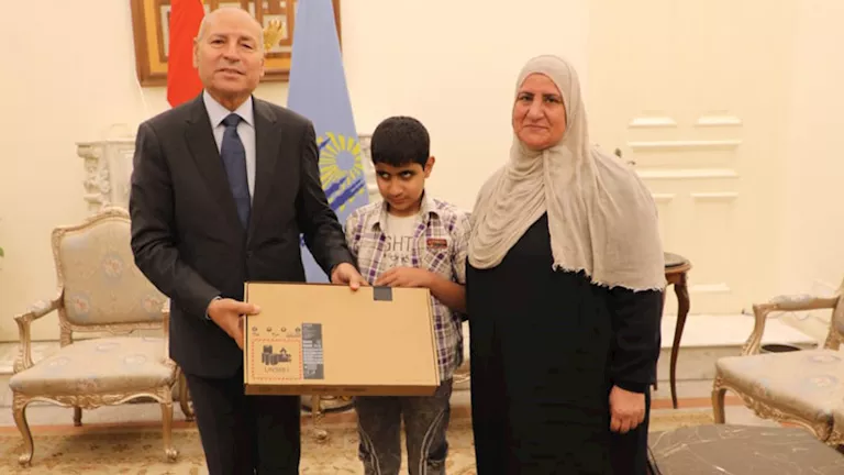 محافظ القاهرة يحقق أمنية طالب من ذوي الهمم ويهديه لابتوب لدعمه في مسيرته التعليمية