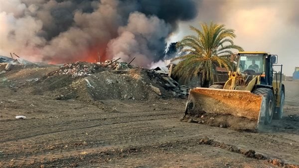 محافظ القليوبية: استمرار أعمال التبريد وحسم بؤر الاشتعال بموقع حريق الخانكة دون مغادرة الموقع