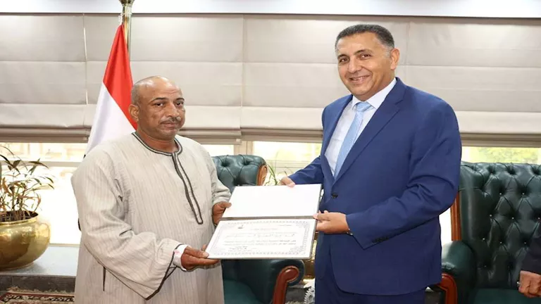محافظ القليوبية يكرّم عامل تشغيل لتفانيه في احتواء تسريب الكلور بمحطة مياه الرملة