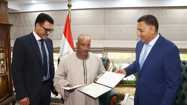 محافظ القليوبية يكرم عامل تشغيل محطة المياه لشجاعته في احتواء تسريب غاز الكلور