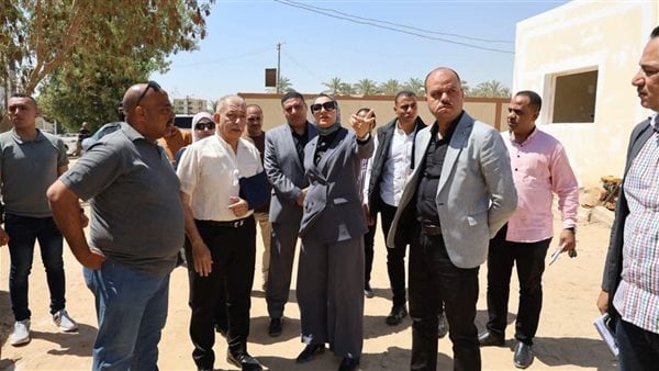 محافظ الوادي الجديد تتابع أعمال تطوير موقف الأقاليم الجديد بمدينة الخارجة