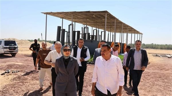 محافظ الوادي الجديد تتابع المراحل النهائية لتطوير مصنع تدوير المخلفات الزراعية بالخارجة