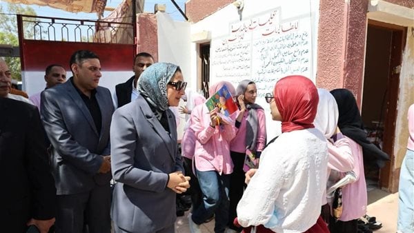 محافظ الوادي الجديد تتابع امتحانات الثانوية العامة وتتفقّد عددًا من اللجان بمدينة الخارجة | صور