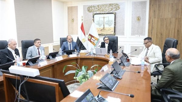 محافظ الوادي الجديد تترأس لجنة اختيار المتقدمين لشغل عدد من الوظائف القيادية بالمحافظة