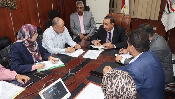 محافظ سوهاج يتفقد غرفة العمليات الرئيسية بمديرية التربية والتعليم ويتابع سير امتحانات الثانوية العامة