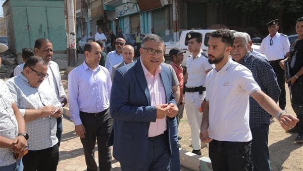 محافظ قنا يوجه بإزالة الإشغالات والباعة الجائلين ونقل مخازن فرز القمامة من شوارع دشنا