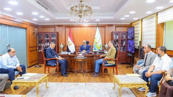 محافظ كفر الشيخ ينهي أزمة “أرض الجونة” بالبرلس ويسلم العقود للمواطنين