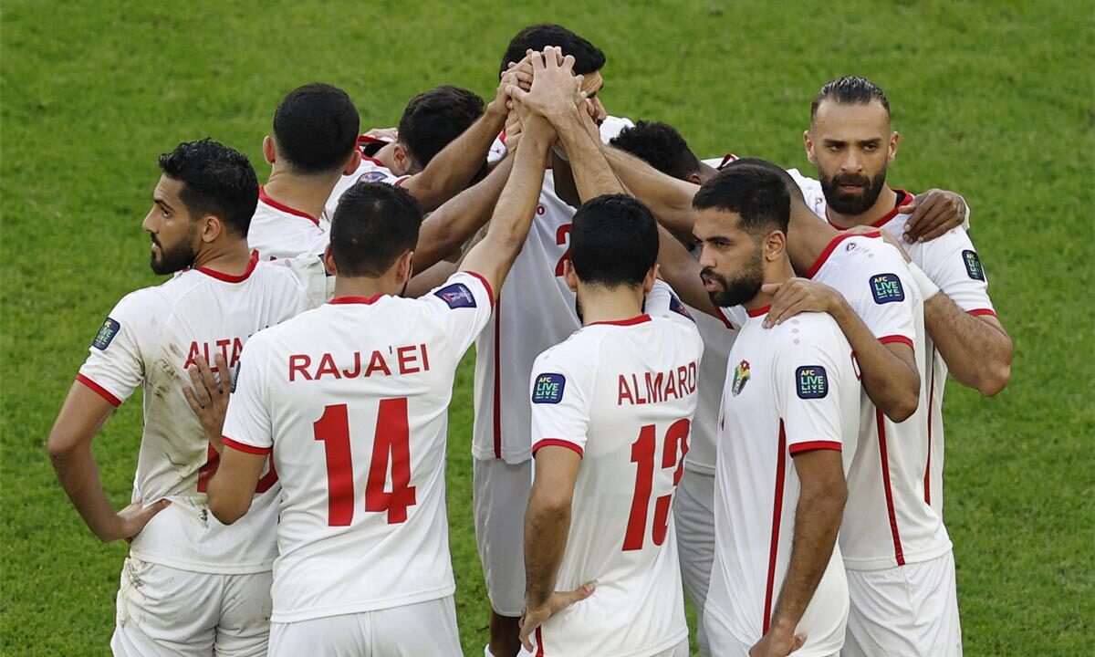 معلقين مباراة الجزائر والأردن اليوم في كأس العالم