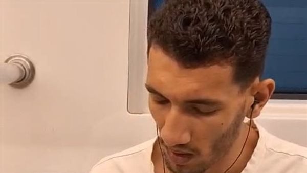 معندوش وقت يضيعه.. طالب ثانوية عامة يراجع دروسه داخل المترو قبل دقائق من امتحاني التربية الدينية والوطنية