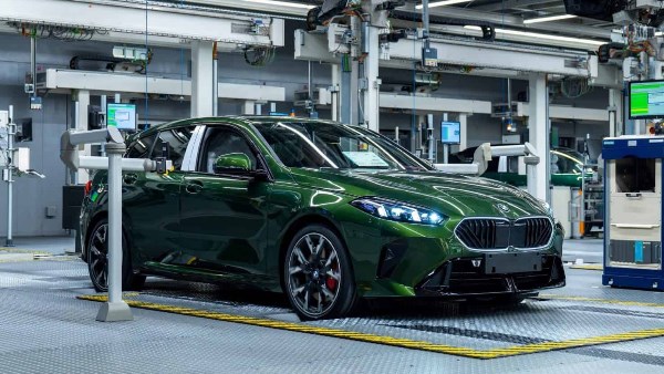 مفاجأة لعشاقها.. BMW تعيد الدفع الخلفي مع سيارة i1 الكهربائية