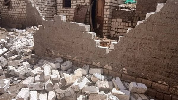 مفتشو آثار جنوب البحيرة يزيلون حالة تعدٍ على تل كوم الحصن الأثري | صور