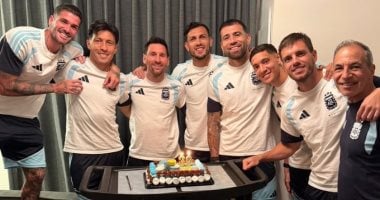 ميسي يحتفل بعيد ميلاده في أجواء استثنائية بمعسكر الأرجنتين