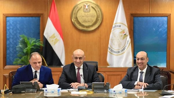 نتابع لحظة بلحظة.. رئيس امتحانات الثانوية العامة: وصول أوراق الأسئلة للجان في المواعيد المحددة