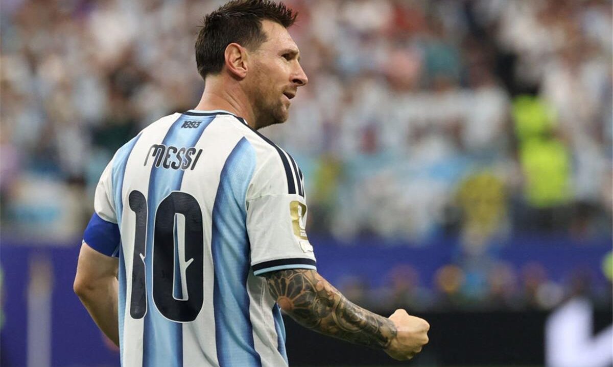 نجم برشلونة يرحب بانضمام ألفاريز ويتمنى مواجهة ميسي في نهائي كأس العالم